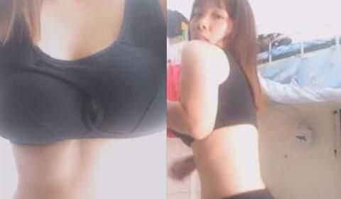 大胸学妹趁着宿舍没有其它人玩直播逼逼随便揉几下就