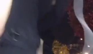 正妹公然在大马路旁自high了起来 火辣身材谁都