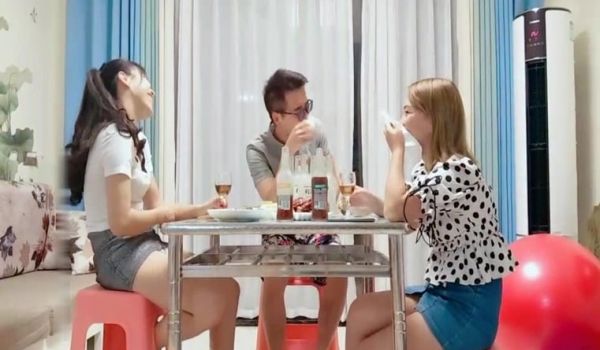 眼镜小哥剧情演绎吃饭灌醉两个妹子 放在坐子上后入