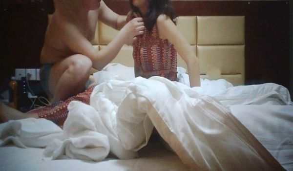 约炮外语系妹子正干着还给男友发微信太刺激了