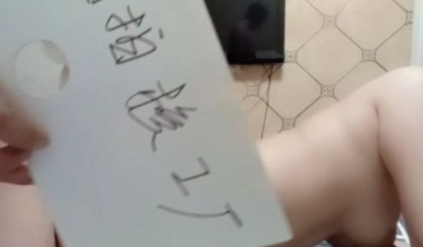 自拍核工厂之舔妹妹的奶子她都没拒绝，还帮我口交