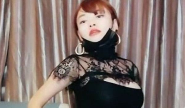童颜巨乳小美女 翘起肥臀看美穴 道具自慰福利