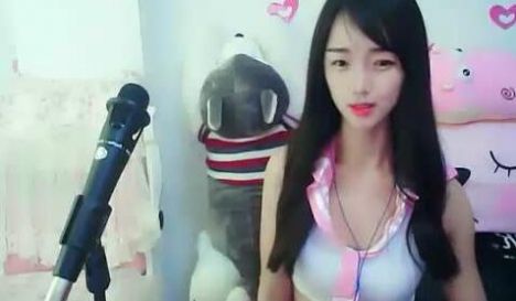 高颜值长相清纯妹子情趣制服唱歌跳舞道具大秀
