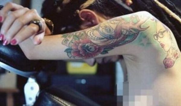 微拍人气女郎纹身女张久玲超级尺度自拍几部