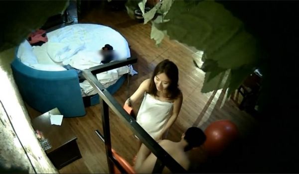 酒店偷拍清纯美女大学生有些害羞和男友啪啪,床上操