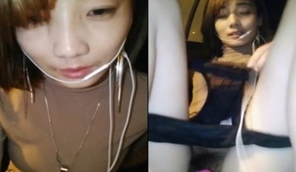妹子在车上无聊，开直播露粉逼自慰挑逗开腿露鲍淫叫