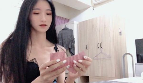 【含羞草推荐】与闺蜜男友玩游戏 ??与闺蜜男友大