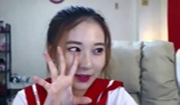  漂亮美女主播上演制服的诱惑，美腿美乳让你一次欣