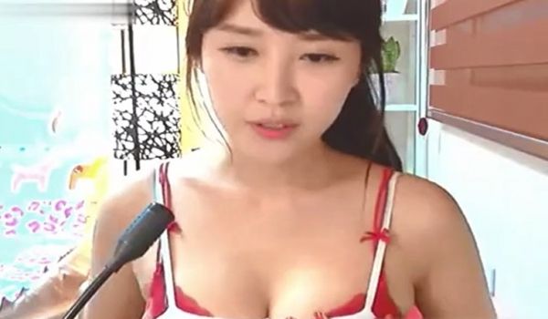  女神级小模特天使的面容修长的美腿，美乳放送等哥