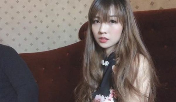 露脸大尺度叫来的红牌小媛穿着旗袍、美艳脸庞忍不住