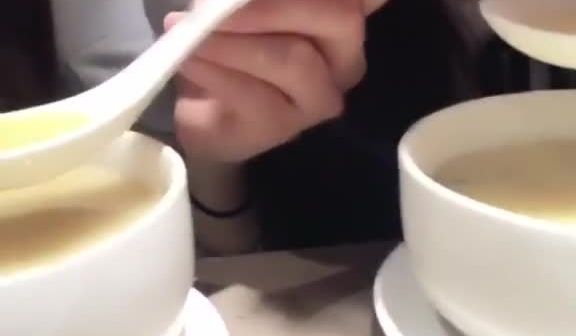 女女相互交叠爱液交织！樱桃小嘴互相慰藉的样子很咸