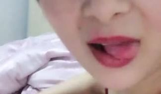 美少妇插个两下就流血 先用红萝蔔帮BB弄湿