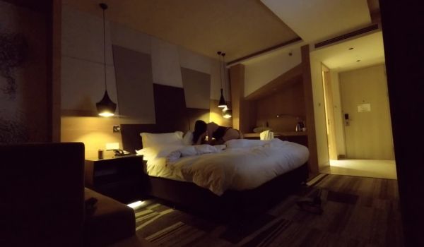 酒店爆操车展认识的172CM高挑性感豪乳黑丝美女