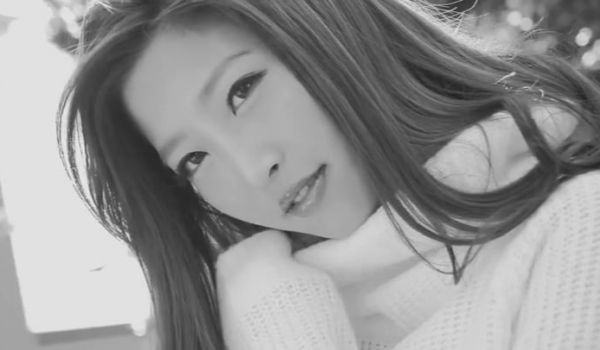 年上男性にマウントして妖艶な身体をくねらせる -