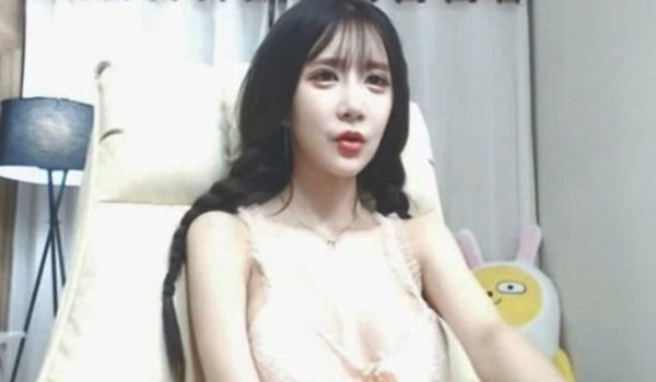 高丽妹椅子上快速抠逼~玩到鲍鲍都吐泡泡了~这次直