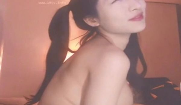 穿蕾丝情趣内衣，丁字裤的骚妇自慰，寂寞难耐求人操