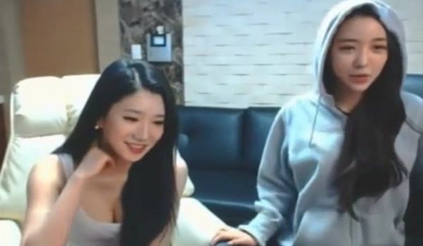 韩妹双人直播自慰秀~双人合奏曲看一台抵两台