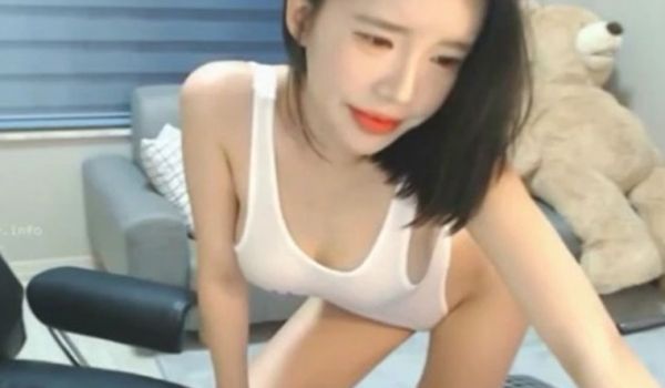 极品正妹脱衣热舞~看我的风骚舞技！！