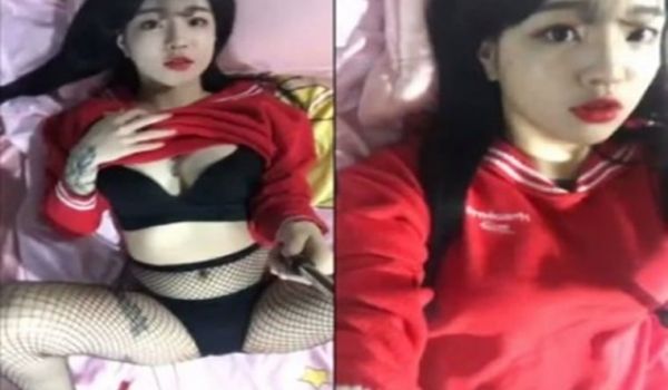 正妹主播玩小穴~隔壁室友在不能叫太大声