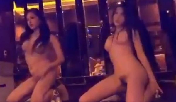 酒店姊妹热舞不稀奇，但当长髮清纯妹趴卧在彼此身上