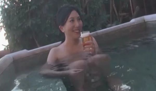 清纯美乳人妻秘密温泉SEX旅行