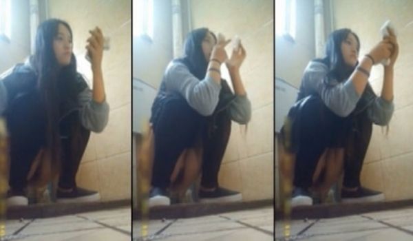 外站最新流出作品-某高校公共女厕拍摄到的气质美女