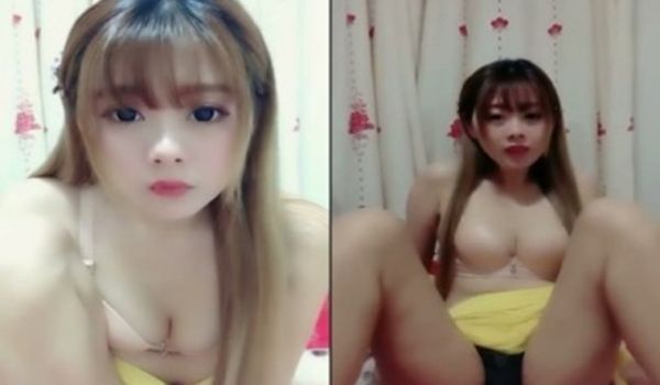 年少轻狂的好日子~清纯小美女搔首弄姿揉乳玩穴给男