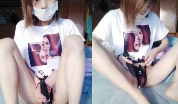 公司的清纯助理~床上自摸自爽~只靠按摩棒是不够的