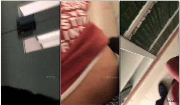 在学校图书馆对女朋友第一次下手。一直盯着大厅担心