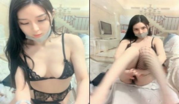 颜值不错苗条大奶美女诱惑秀单腿黑色网袜漏奶漏逼换