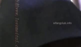 真?偷拍神人!! 有结伴同行的气质美女照样拍! 