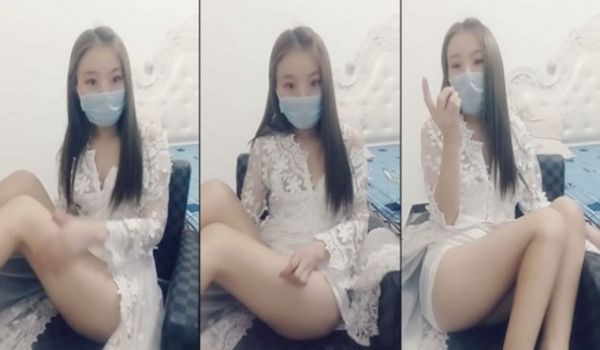与炮友直播还嫌对方机巴小怎样玩，欲火控制不住还是