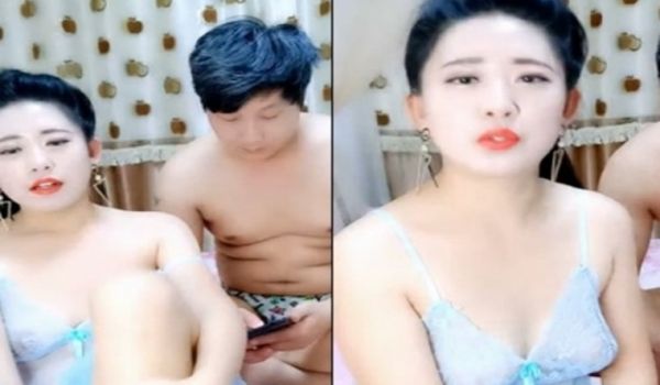 颜值不错红唇少妇透视情趣装双人啪啪跳蛋震动手指扣