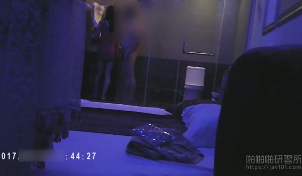 外商企业女翻译到了酒店不停搔首弄姿 可比妓女还骚