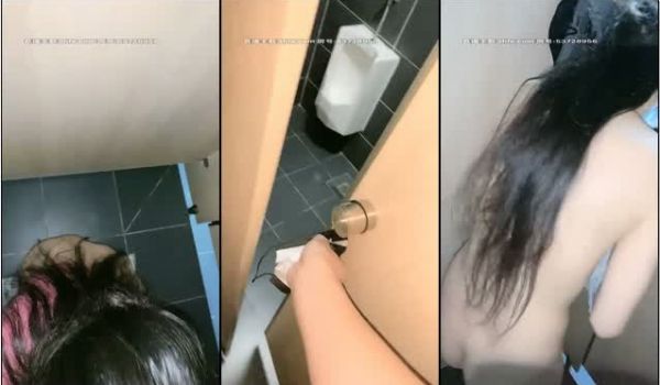 商场厕所啪啪，蹲着口交脱掉翘起屁股后人抽插