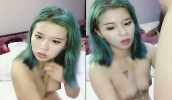 染了一头绿毛的丰满女主播和炮友洗鸳鸯浴后窗边后入