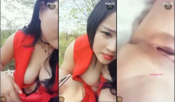 豪乳美女主播中午和小伙到郊区小树林直播野战,按照