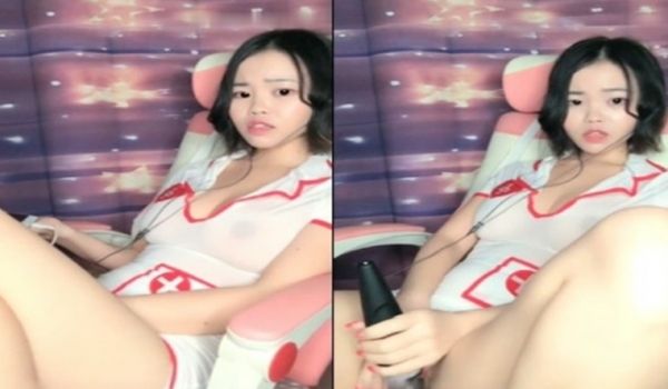 坚挺大白美乳短发妹子自慰秀 情趣护士装椅子上按摩