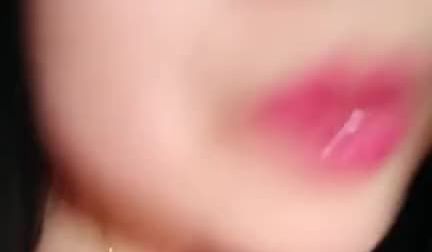 新婚豪乳姊刚结婚先让瓶子插了好久才给老公插