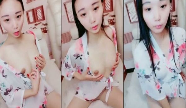 [中文主播外流] 十九岁的妹纸洗完澡打电话勾引外