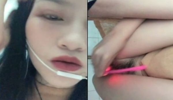 骚气蓝发牙套妹子厕所自慰 跳蛋塞逼逼震动呻吟娇喘