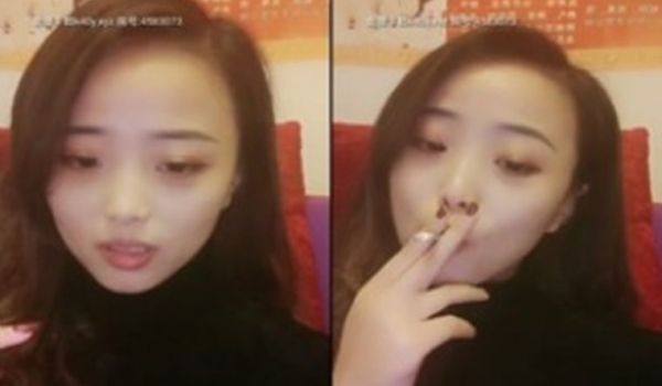 成人主播试用新的自慰棒自慰潮吹