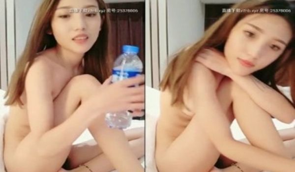 [中文主播外流]清秀的妹妹沙发上玩弄玻璃棒~随着
