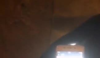 半夜约司机在工地打炮 还直接尿了一地