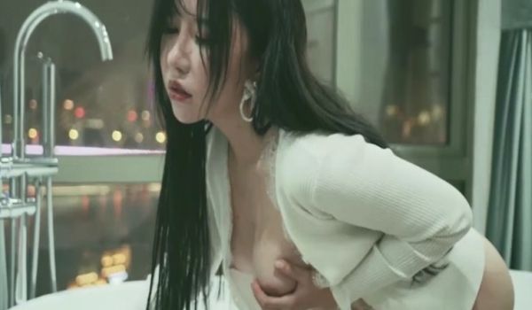 土豪哥酒店高价约操大性感的腿模美女，各种配合淫叫