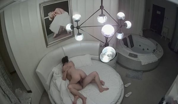 [酒店偷拍] 办公室恋情曝光?!和女同事相约开房