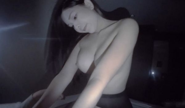 混血妹诱人的黑丝袜~完美胸型让你们见识见识!!