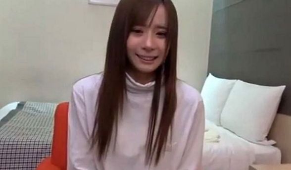 【无码流出】音梓无码流出!!19岁快乐的开鲍日记