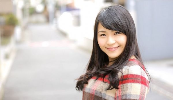 春山彩香 笑顔の可爱い美女が素人宅へ中出し访问