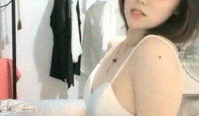 黄瓜小姐颜值不错短发妹子刮毛自慰，全裸大黑牛震动
